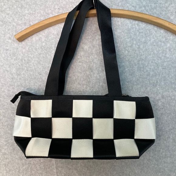 Comely Black White Woven Seatbelt Woven Two Handle Purse Metal Feet Zip Close - Picture 1 of 15